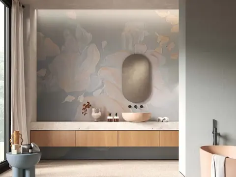 Zona lavabo di un bagno con carta da parati decorativa a fiori sfumati
