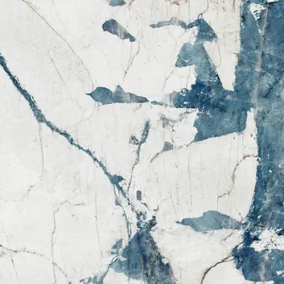 Dettaglio di gres porcellanato effetto marmo bianco con venature blu, finitura levigata