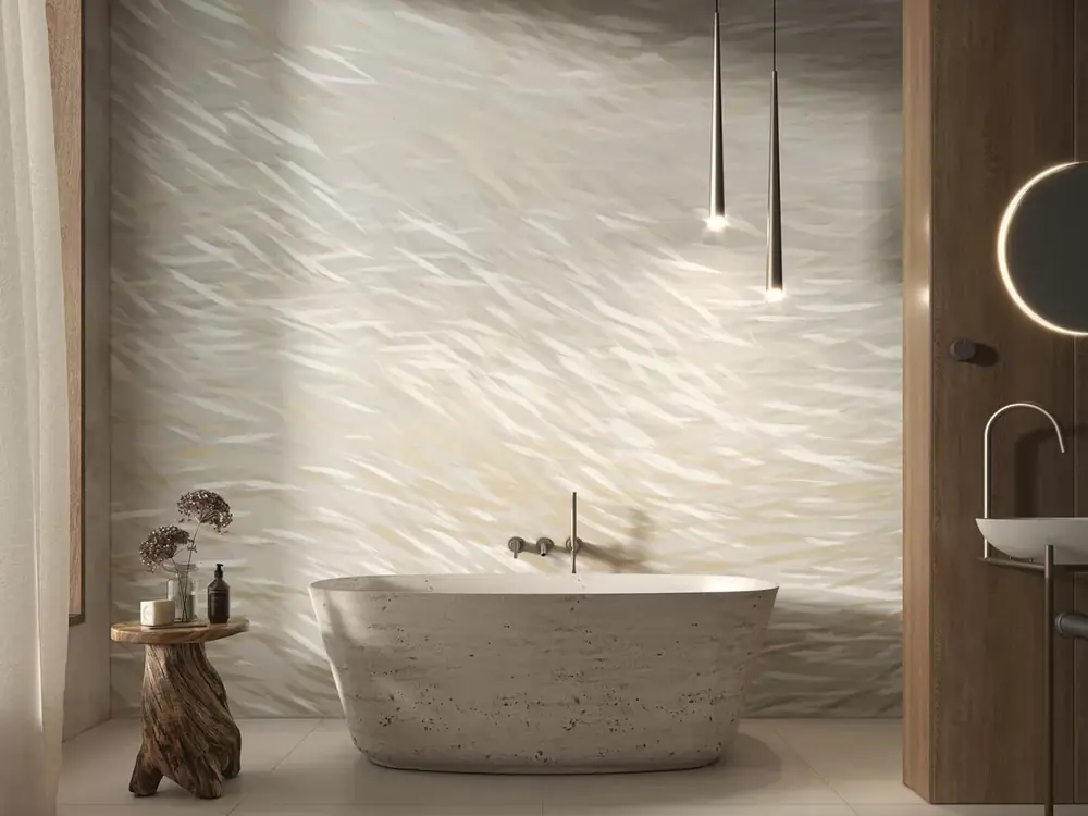 Bagno contemporaneo con vasca freestanding bianca e parete decorativa a onde chiare